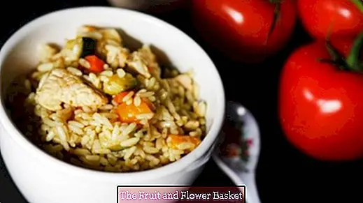 Rīsu ēdiens ar tītaru un dārzeņiem