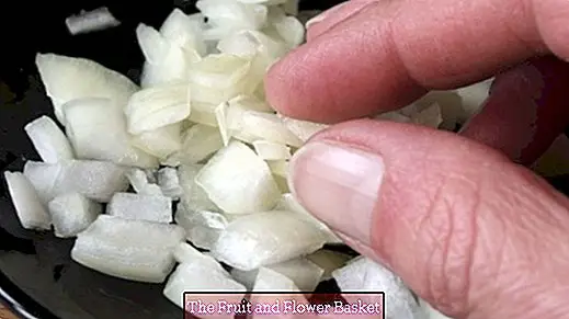 Cutting onions: What to do about smelly fingers?
