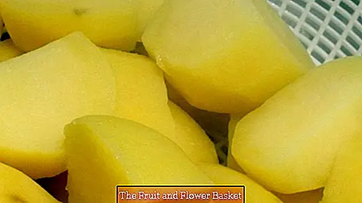 Łatwiej wlewać ziemniaki: na sicie